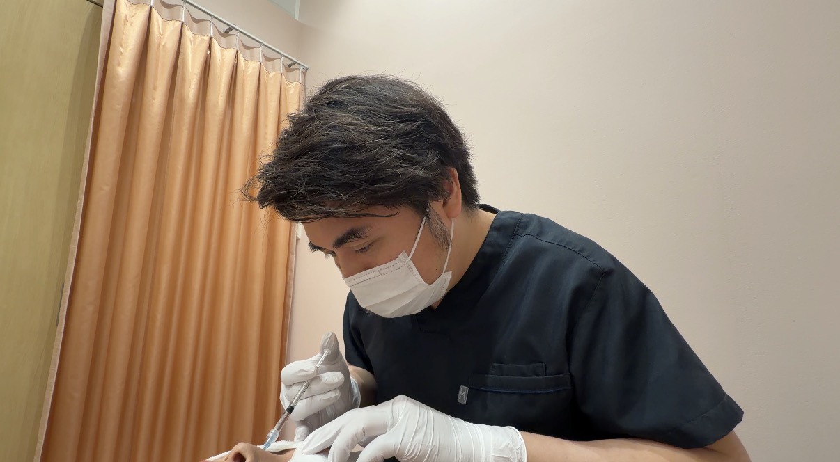 院長が施術を行う様子