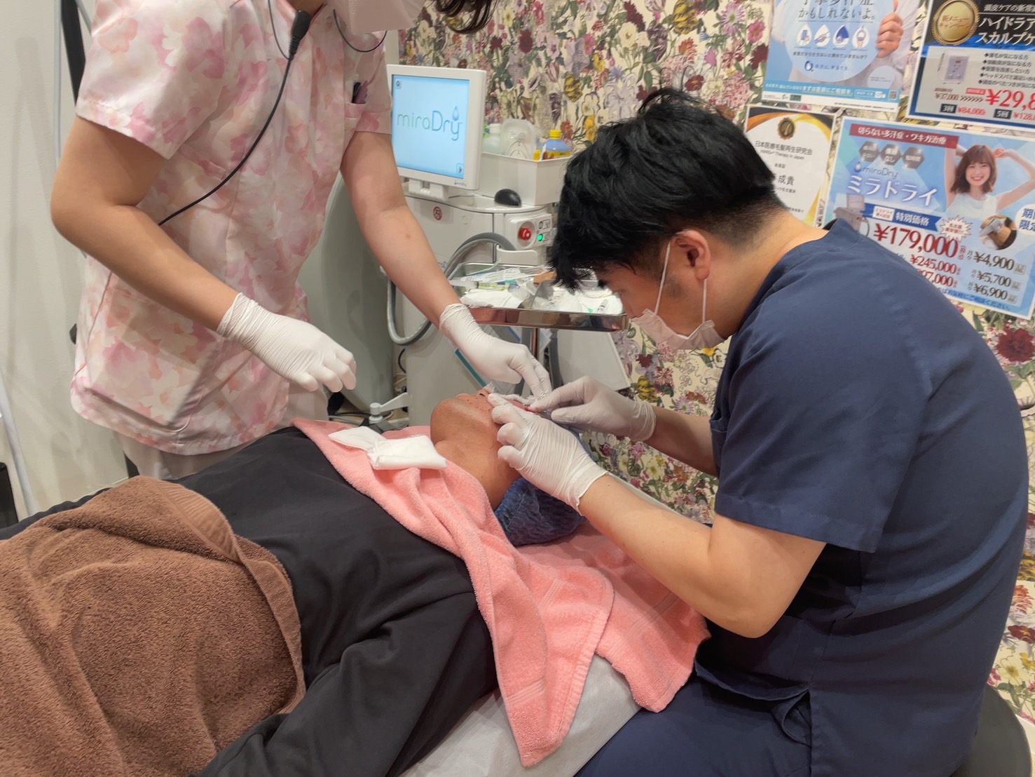 院長によるサブシジョン施術の様子
