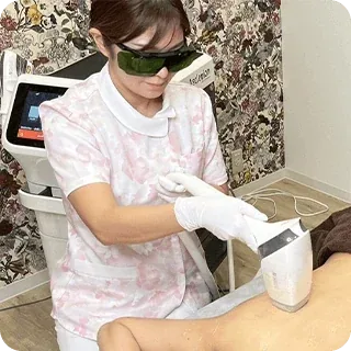 当院の女性看護師による医療脱毛施術