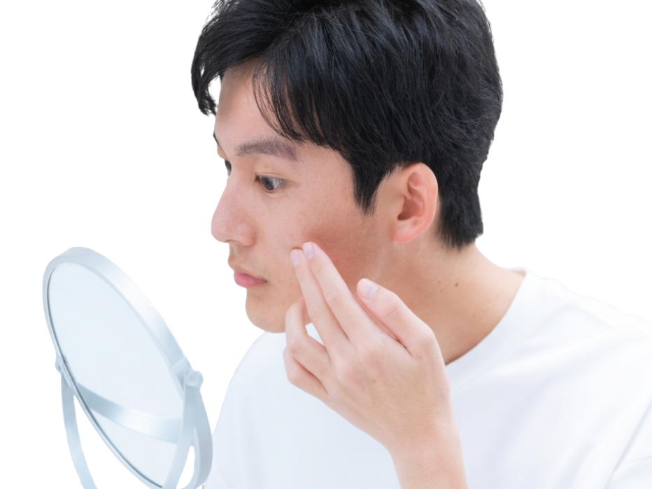 鏡を見ながら肌を確認する男性