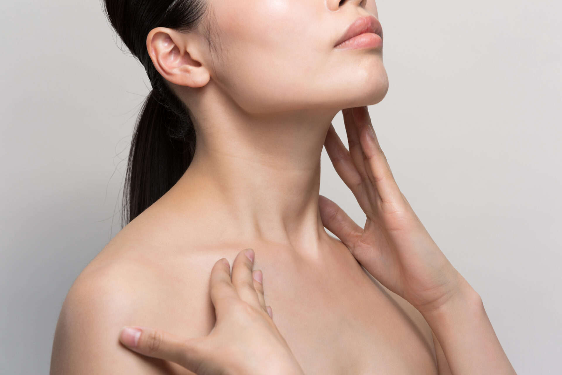 年齢は首に出る ― 40・50代から始める“首のシワ”対策と美容医療